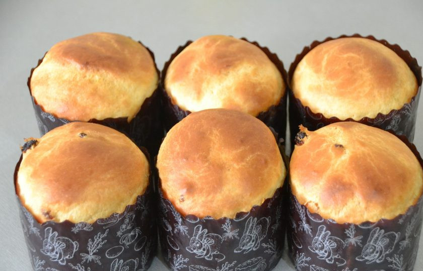 1. Этап. Мини-куличики на Пасху: Выпекайте мини-куличики при температуре 180 градусов 20-25 минут. Готовность проверяйте деревянной зубочисткой.