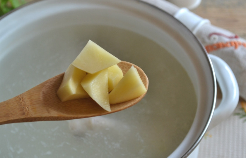 1. Этап. Куриный суп с вермишелью: 2. Картофель порежьте небольшими кусочками. Когда бульон получит насыщенный цвет и аромат, а голени будут готовы, отправьте к ним картофель и варите 15 минут.