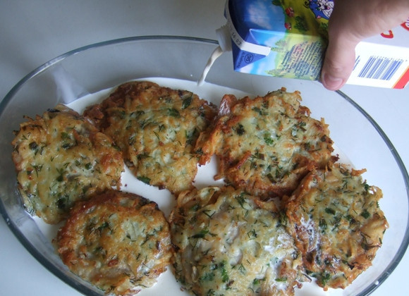 1. Этап. Мясо в сливках в духовке: Выкладываем мясо в форму для запекания и заливаем сливками.