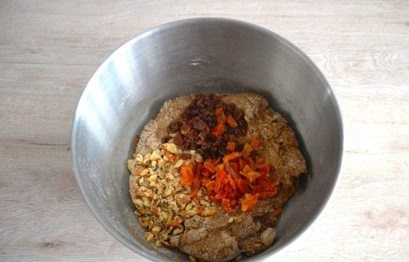 1. Этап. Хлеб Земгальский: В последнюю очередь добавьте сухофрукты и орехи, смешайте.