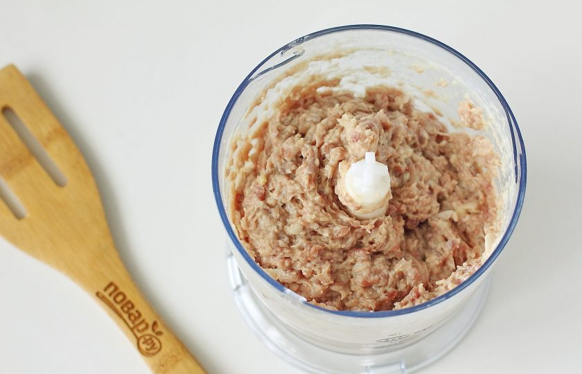 1. Этап. Котлеты из куриных ножек: Измельчите все блендером до однородной массы.