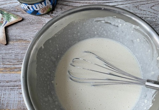 1. Этап. Тонкие блинчики с риетом из тунца: Замешайте тесто: взбейте яйцо с солью и сахаром, добавьте молоко и муку. Тщательно все перемешайте.