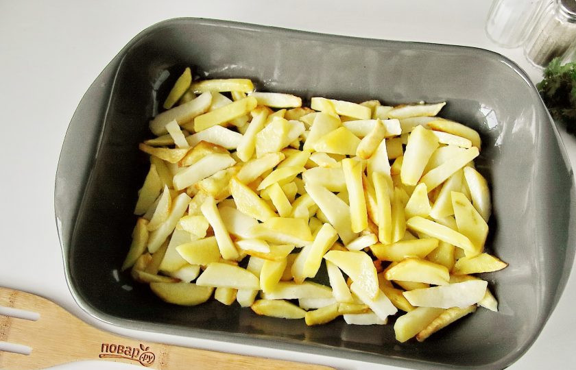 1. Этап. Запеканка Жульен: Форму для запекания смажьте маслом и положите ровным слоем обжаренный картофель.