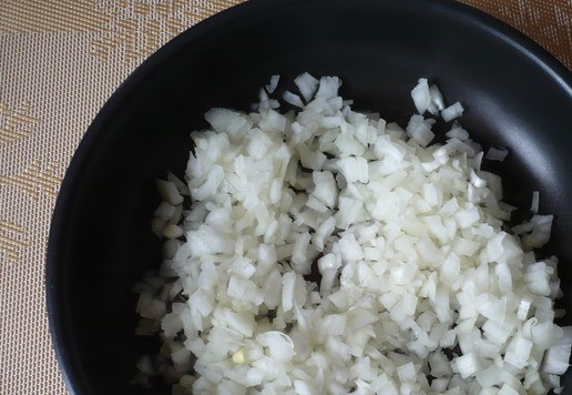 1. Этап. Мясные гнезда из фарша индейкиЗмейки: Приготовим овощи: лук мелко нарезать и обжарить на растительном масле до мягкости и легкой золотистости.