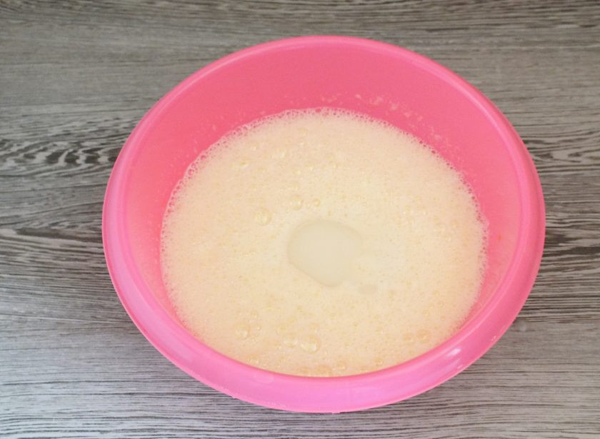 1. Этап. Кекс на смальце: Добавьте смалец комнатной температуры, растительное масло. Взбейте.