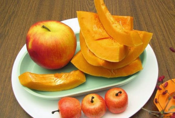 1. Этап. Вкусный пирог с тыквой и яблоком: 2. Тыкву нужно очистить от кожицы и семян. Выбирайте сочную, спелую и яркую тыковку. Яблочки лучше всего тоже очистить, чтобы начинка была более нежной.