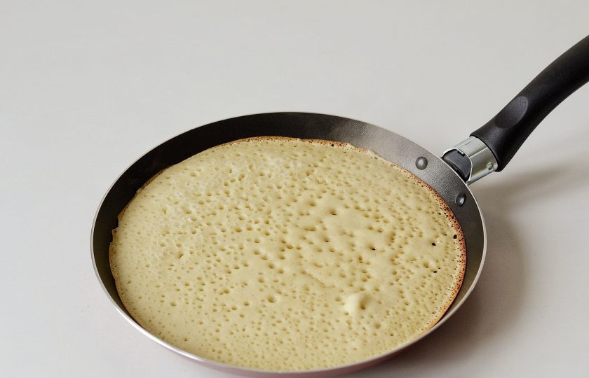 1. Этап. Веганские блины на овсяном молоке: Влейте одну ложку половника на разогретую и смазанную маслом сковороду. Выпекайте с двух сторон до золотистого цвета.