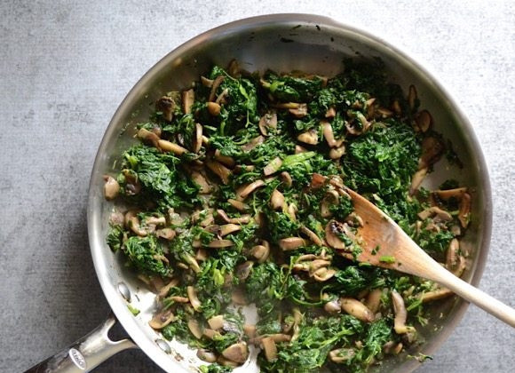 1. Этап. Бутерброды в духовке с грибами и шпинатом: 2. Добавьте шпинат, не размораживая его. Перемешайте и готовьте, чтобы он был мягкий, но не потерял цвет, немного посолите и поперчите.