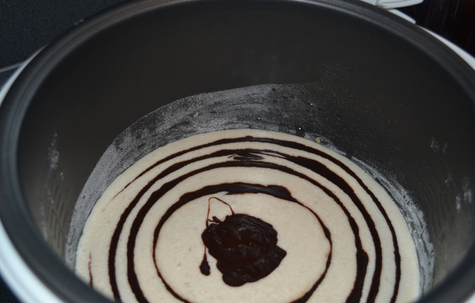 1. Этап. Брауни в мультиварке: Чередуйте смеси и дальше, пока они не закончатся.