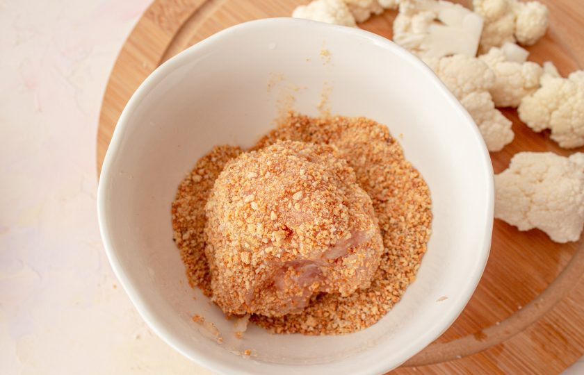 1. Этап. Мясные колобки с хрустящей корочкой и цветной капустой: Подготовленные шарики обваляйте в панировочных сухарях.