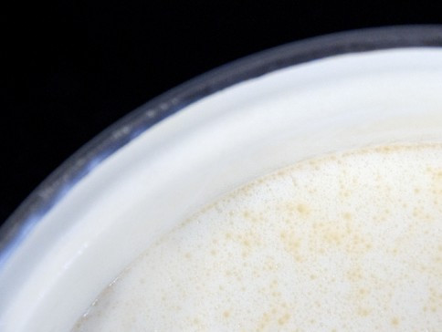 1. Этап. Молочная уха: 5. Добавьте полученную массу в суп, тщательно помешивая. Сделайте огонь совсем маленьким и доведите суп до готовности.