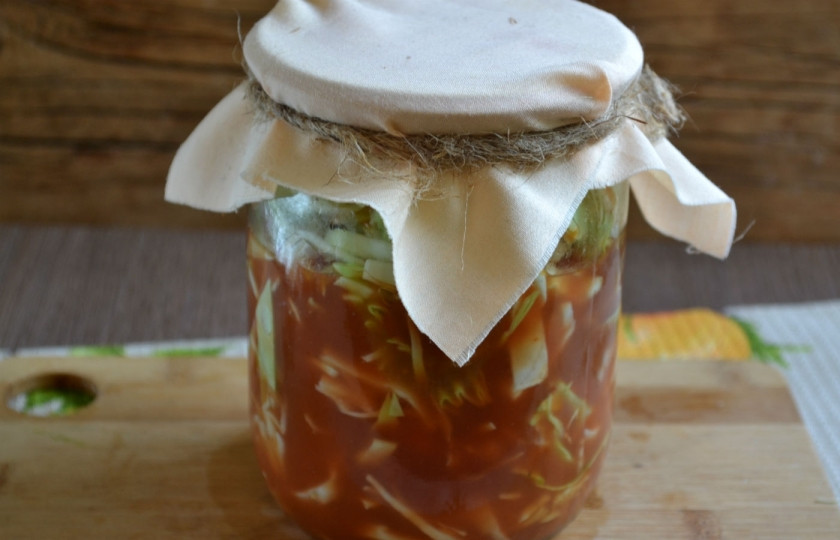 1. Этап. Капуста, маринованная в томате, на зиму: Простерилизованные банки плотно закройте металлическими крышками. Переверните вверх дном и накройте теплым полотенцем до полного остывания. Капуста, маринованная в томате, на зиму готова.