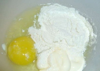 1. Этап. Жареная щука: Смешиваем яйца, майонез и муку. Можно добавить сухие специи.