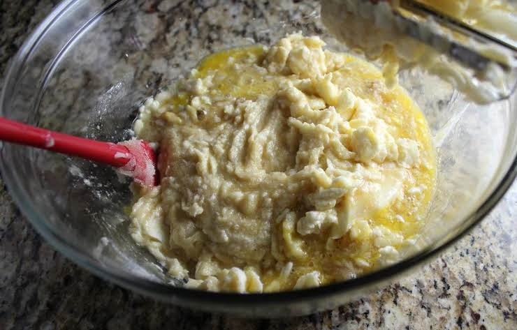 1. Этап. Домашний кекс: 5. Для теста: в миску выложите размягченное сливочное масло, добавьте сахар и яйца, взбивайте 10 секунд. Введите мучную смесь и перемешивайте на низких оборотах миксера. Влейте пахту и взбивайте еще 30 секунд, влейте ванильный экстракт.