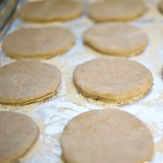 1. Этап. Английская домашняя булочка: Выложите их на противень и накройте сухим полотенцем, чтобы они поднялись. Обычно их оставляют на ночь, что бы сделать их к завтраку. Достаточно дождаться когда они увеличатся в двое. Обычно всё зависит от условий окружающей среды.