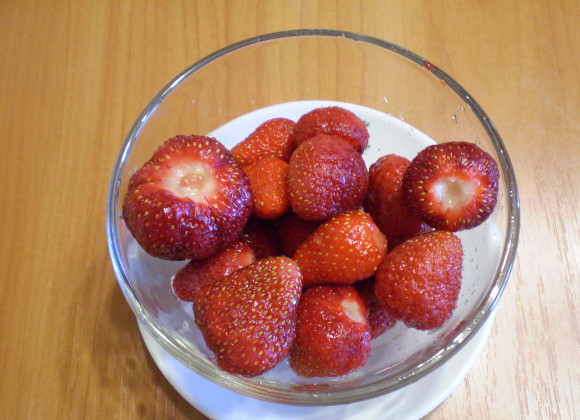 1. Этап. Клубничный коктейль в блендере: 2. Клубнику тщательно промойте под водой, удалите хвостики.