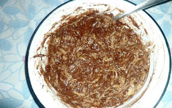 1. Этап. Кекс тыквенный с шоколадом: Тыкву (мякоть без кожуры и семечек) натрите на мелкой терке и добавьте к полученному тесту.