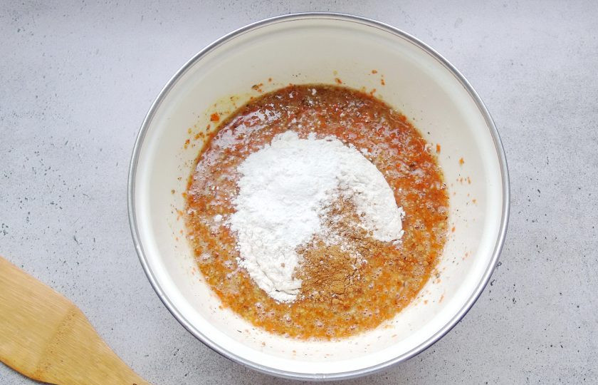 1. Этап. Морковный пирог с грецкими орехами и корицей: Всыпьте муку, корицу и разрыхлитель.
