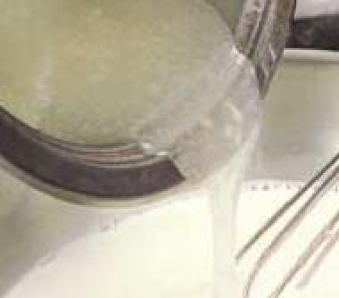 1. Этап. Глазунья из абрикосов: Смешать желатин и молоко в одной посуде, дождаться набухания. Нагревайте на среднем огне, периодически помешивая, пока желатин не растворится. Убрать с огня, добавить 2 ч. л. сахара и ванилина.