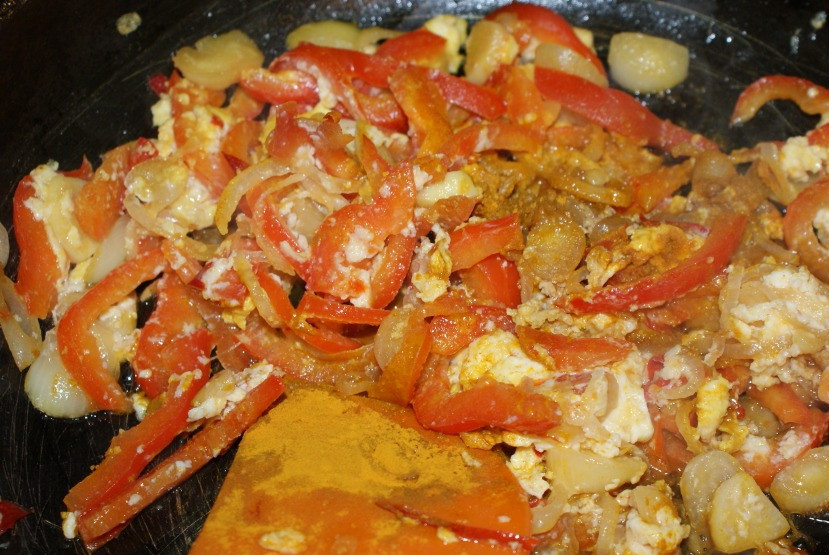 1. Этап. Рис по-тайски с курицей: Добавляем бульон (куриный), специи, все перемешиваем.