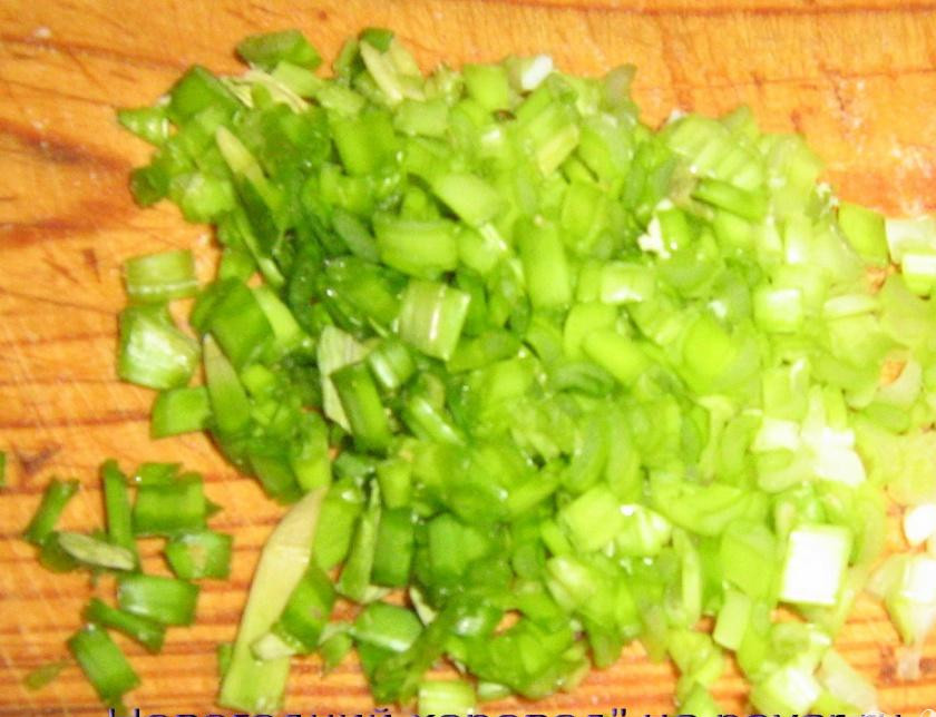 1. Этап. Салат с селедкой и яблоками: Зеленый лук измельчить, огурцы мелко нарезать