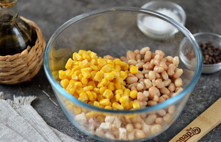 1. Этап. Салат Песня: Слейте сок с кукурузы, переложите их в миску к курице.