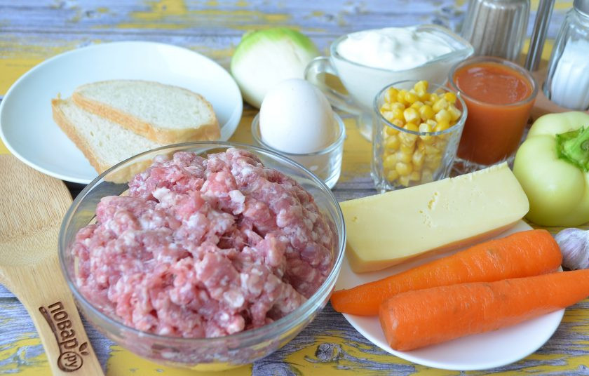 1. Этап. Мясные буханки с сюрпризом: 1. Подготовьте необходимые продукты. Заранее отварите морковь, очистите от кожуры.