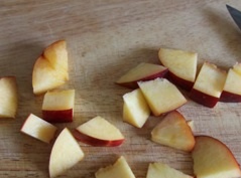 1. Этап. Варенье из персиков в сиропе: Промойте и порежьте персики на небольшие кусочки.