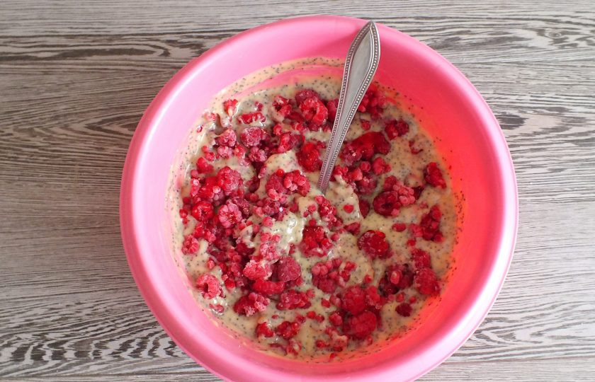 1. Этап. Пирог с маком и малиной: Добавьте малину. Аккуратно вмешайте её в тесто.