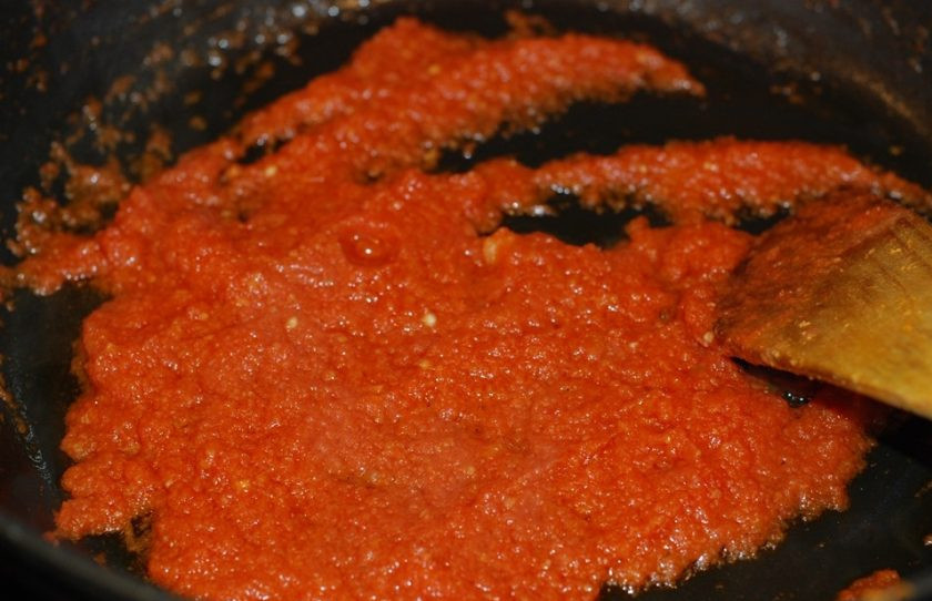 1. Этап. Легкая куриная подливка: 4. Добавьте, пропущенные через мясорубку помидоры. Тушите до испарения влаги в течение 15 минут. Добавьте кориандр.