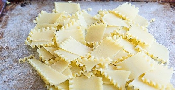 1. Этап. Суп-лазанья: 6. В это время отдельно отварите листья для лазаньи. Вначале их поломайте на квадраты, а потом отварите до готовности.