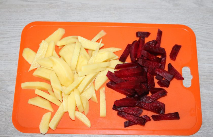 1. Этап. Экономный суп: Картофель и свеклу нарежьте соломкой.