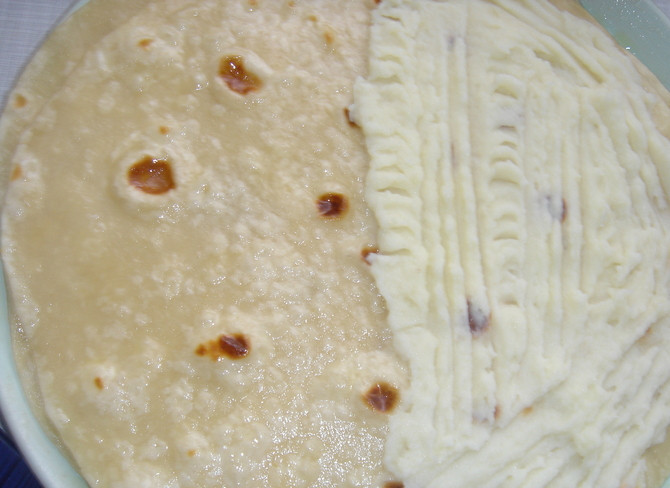 1. Этап. Кыстыбый на кефире: Формируем кыстыбый. Каждую лепешку смазываем двумя столовыми ложками пюре, сверху накрываем второй лепешкой и плотно прижимаем.