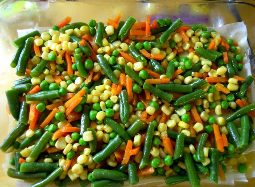 1. Этап. Паэлья овощная: 3. Тем временем возьмите указанные овощи. Если вы готовите блюдо в холодное время года, можете использовать замороженные овощи (смесь), приобрести которые можно в любом супермаркете на отделе замороженных продуктов.