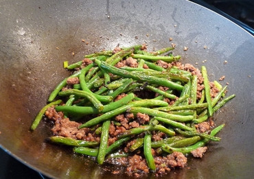 1. Этап. Фасоль с фаршем: 3. Верните фасоль, аккуратно перемешайте и через минуту можно подавать блюдо к столу. Приятного аппетита!