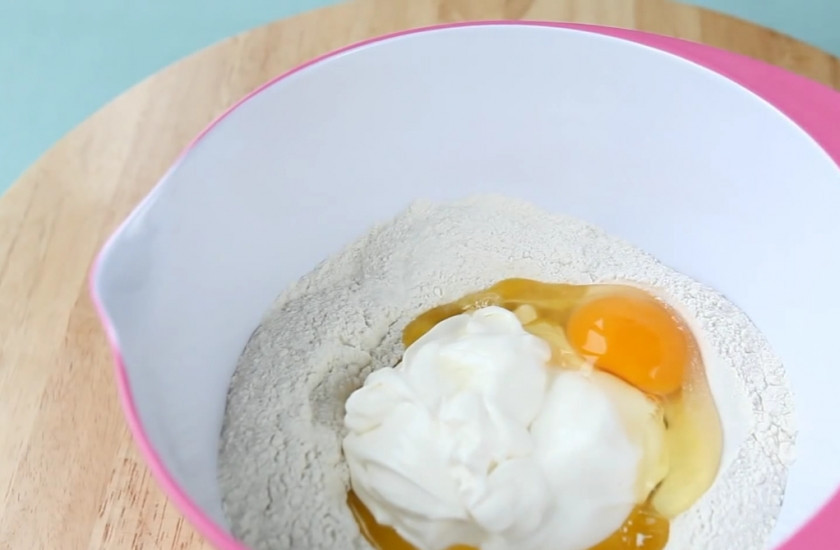 1. Этап. Коржики белорусские: 2. Смешайте муку, соду и соль. Перемешайте и сделайте всередине углубление. Добавьте туда растопленное сливочное масло, сахар, сметану, яйцо.