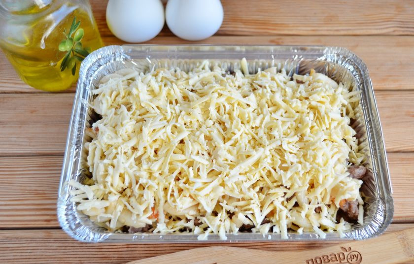 1. Этап. Паста Аль форно: Далее — тертый сыр. Отправьте огнеупорную форму в духовку, температура — 180 градусов, время — 15-20 минут.