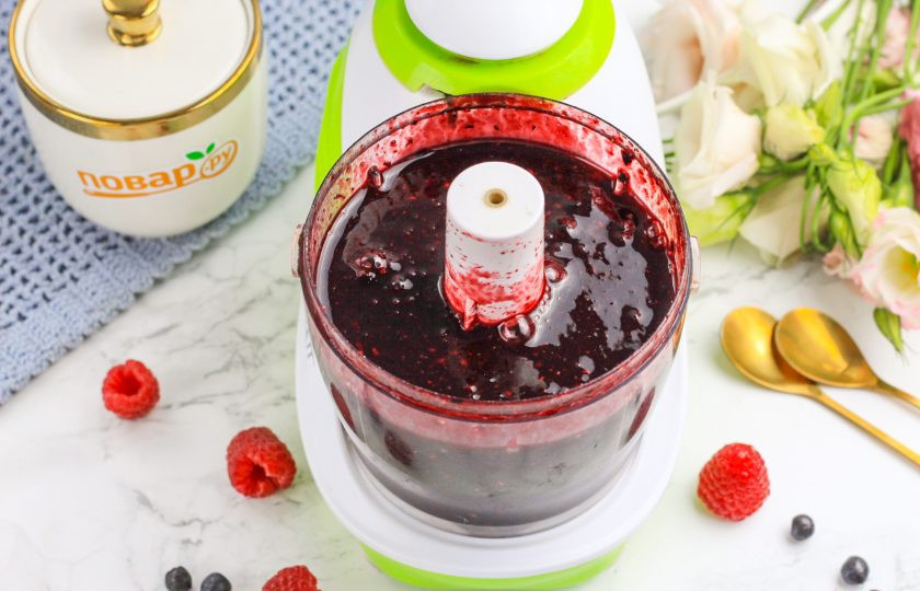 1. Этап. Черника с малиной перетертая с сахаром: Тщательно измельчите чернику и малину с сахаром в течение 4-5 минут на пульсирующем режиме техники. Очень важно качественно все перемешать.