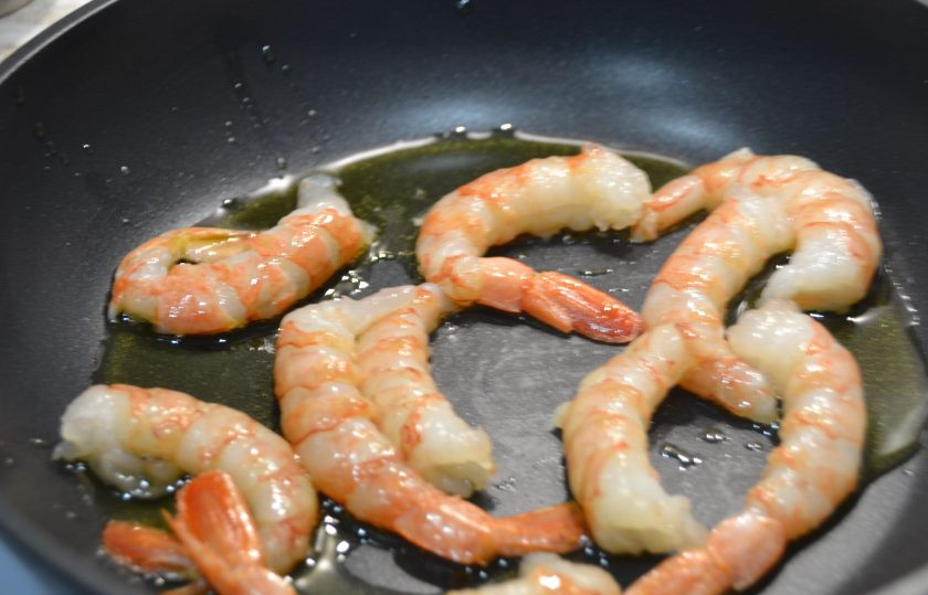 1. Этап. Итальянский салат с креветками: Прогрейте несколько минут креветки в сковороде с добавлением оливкового масла. Только прогрейте, чтобы они не стали 