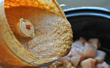 1. Этап. Курица карри с кокосовым молоком: 8. Вылейте соус карри.