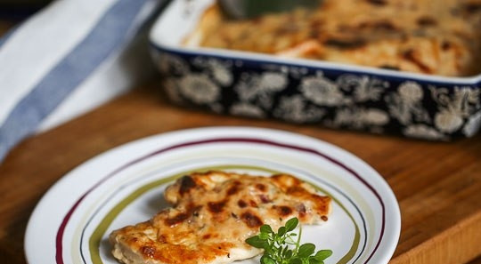 1. Этап. Куриная грудка под сырным соусом: Запекайте блюдо в разогретой до 200 градусов духовке в течение 8-10 минут. Приятного аппетита!