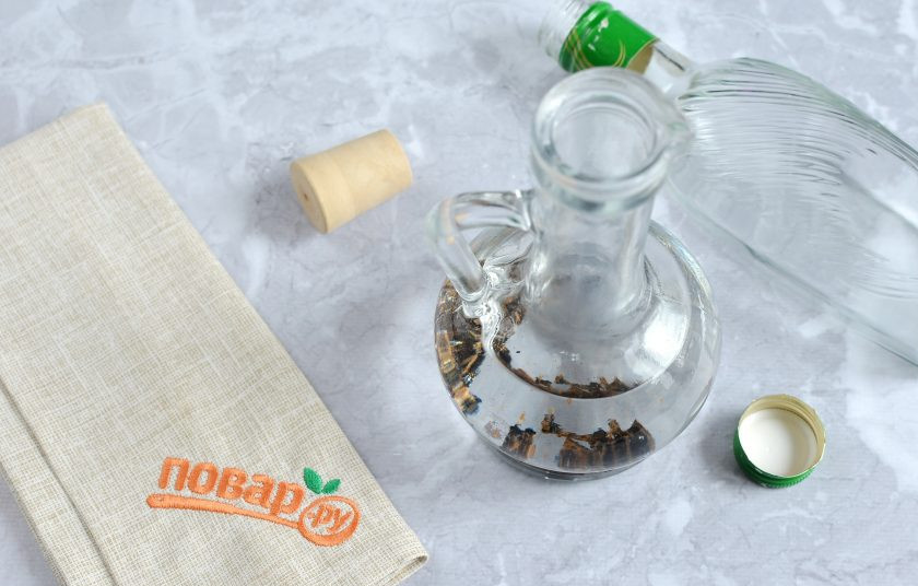 1. Этап. Ванильный экстракт: 5. Залейте водкой. Важно, чтобы оставалось немного места в бутылочке, для перемешивания экстракта.