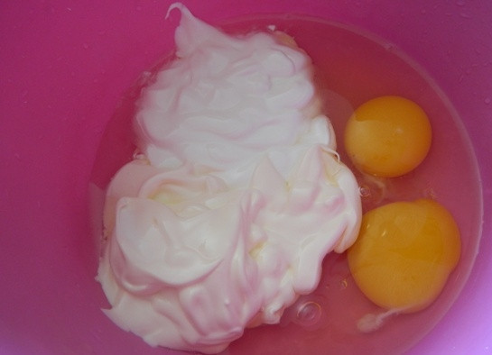 1. Этап. Польский мясной кекс: 5. А теперь приготовим тесто: сметану, майонез и яйца взбиваем венчиком до однородной массы.