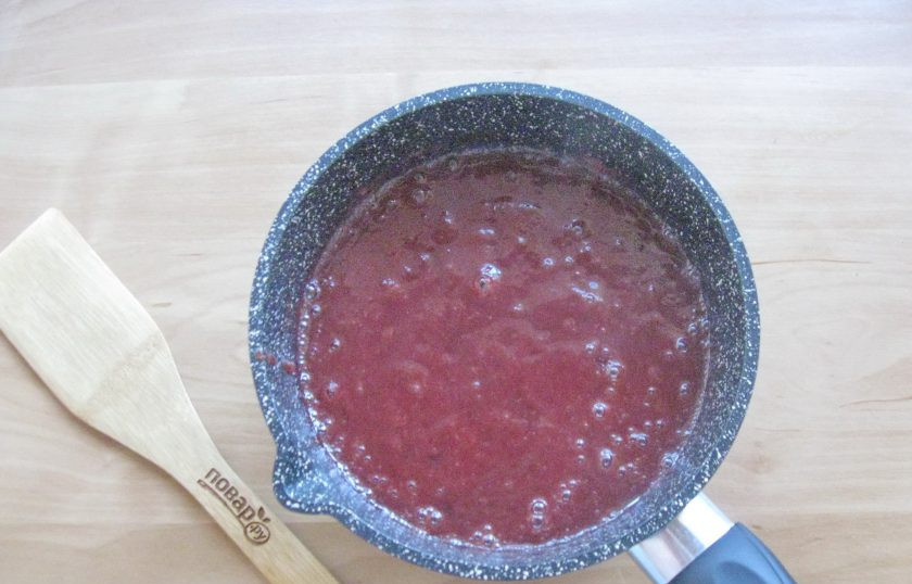 1. Этап. Густой сливовый джем: Взбейте сливы блендером или разомните ступкой до состояния пюре.