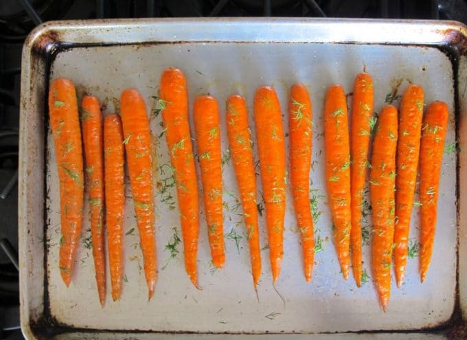 1. Этап. Запечённая морковь с укропом: 2. Выложите её на противень. Смажьте оливковым маслом, посыпьте солью и перцем. Отправьте подготовленную морковь в разогретую до 200 градусов духовку на 20 минут, затем посыпьте измельченным укропом.