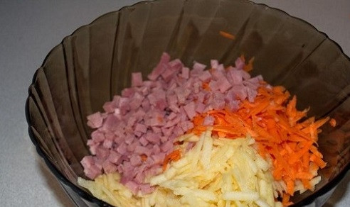 1. Этап. Салат Николь: Ветчину нарезаем мелкими кубиками.