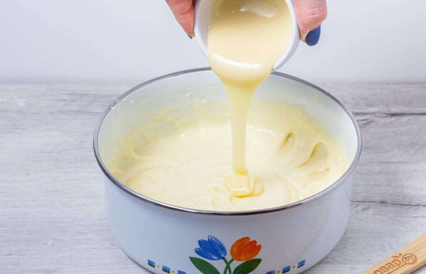 1. Этап. Кекс Уфимский по ГОСТу: Продолжая взбивать, влейте сгущенное молоко.