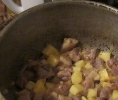 1. Этап. Бигус с мясом: Чистим картошку, нарезаем небольшими кубиками и отправляем в казан минут на 10. Помешиваем!