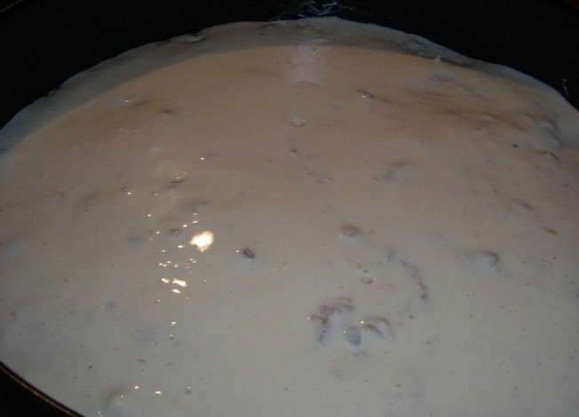 1. Этап. Пирог из сайры с рисом: Заливаем нашу начинку жидким тестом. Ставим в духовку на полчаса. Температура запекания - 200 градусов.