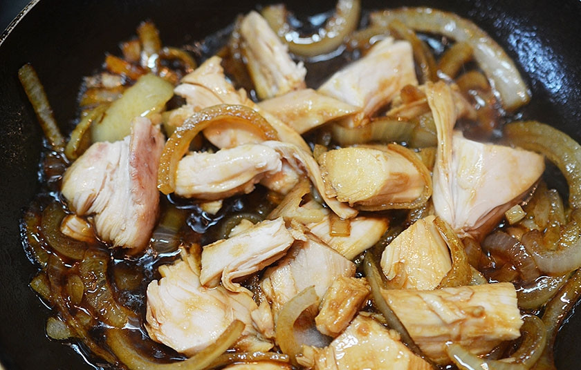 1. Этап. Оякодон (японский омлет): 4. Затем нарезанную кубиком куриную грудку. Обжарьте всё вместе.